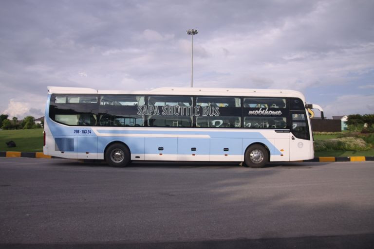 Nhân viên Sapa Shuttle Bus hỗ trợ thông tin du lịch cho khách