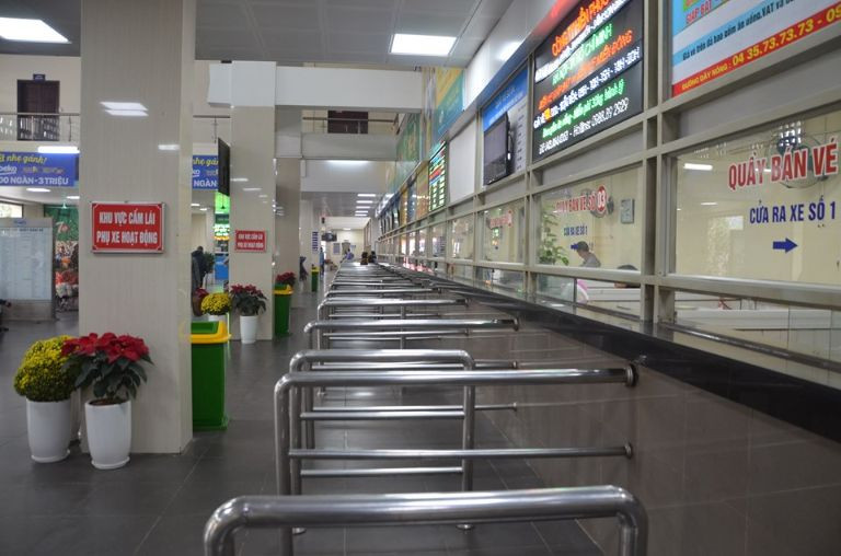 Nhân viên tại quầy hỗ trợ khách hàng Bến xe Giáp Bát