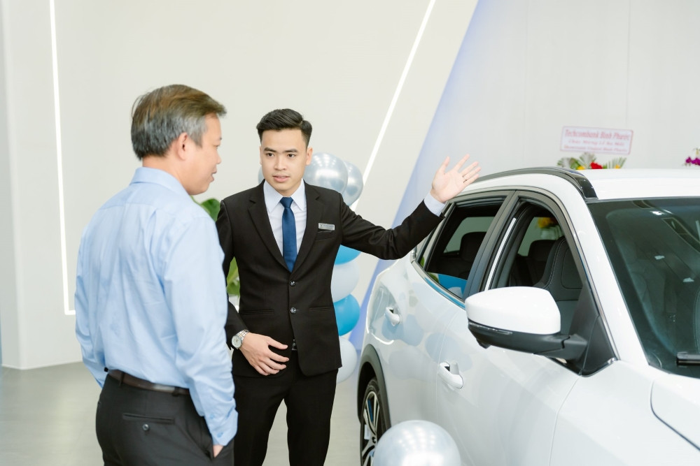Nhân viên tận tình giải đáp thắc mắc của khách hàng tại Showroom VinFast Bình Phước