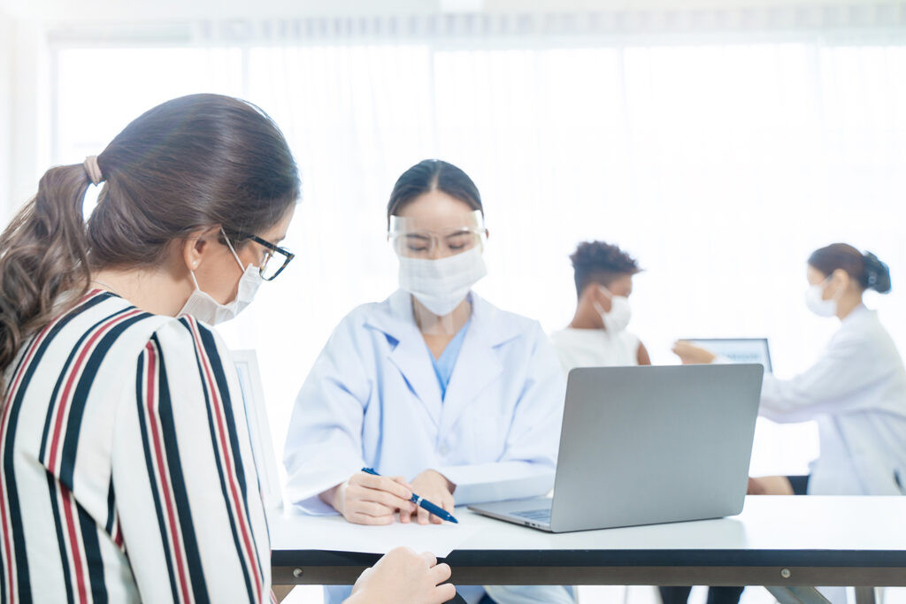 Nhân viên tiếp cận dịch vụ y tế, minh họa lợi ích bảo hiểm sức khỏe nhóm cho doanh nghiệp