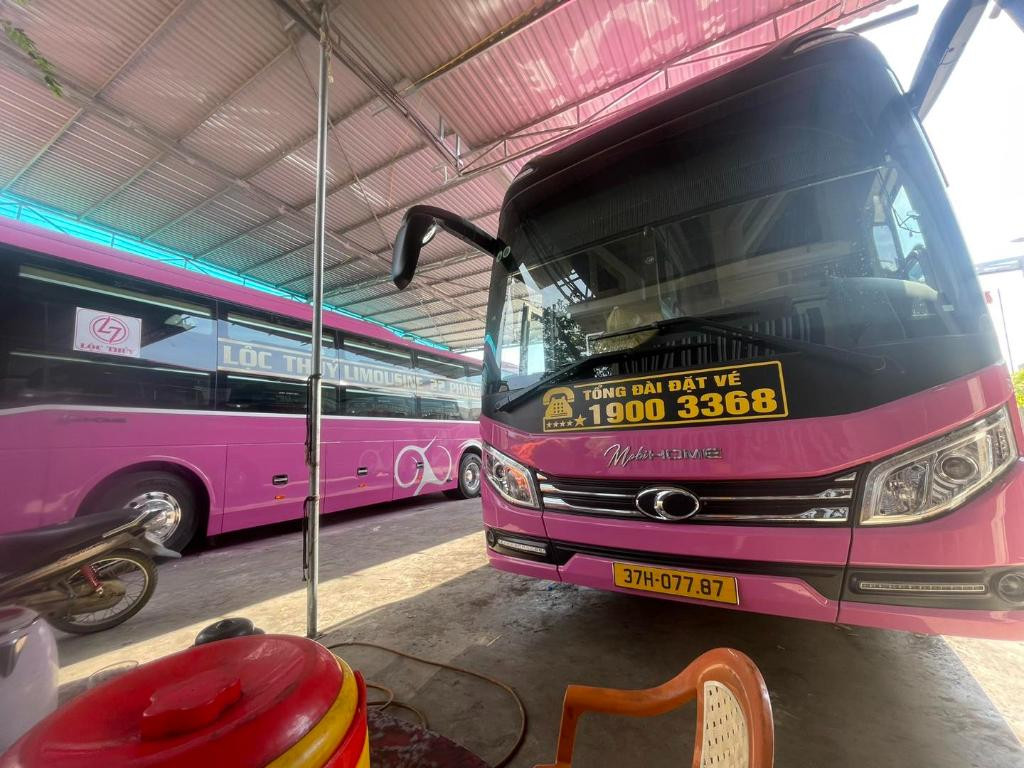 Nhân viên tổng đài của Nhà xe Lộc Thủy tư vấn và hỗ trợ đặt vé qua điện thoại
