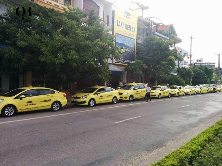 Nhân viên tổng đài đang nghe điện thoại đặt xe taxi tại Biên Hòa