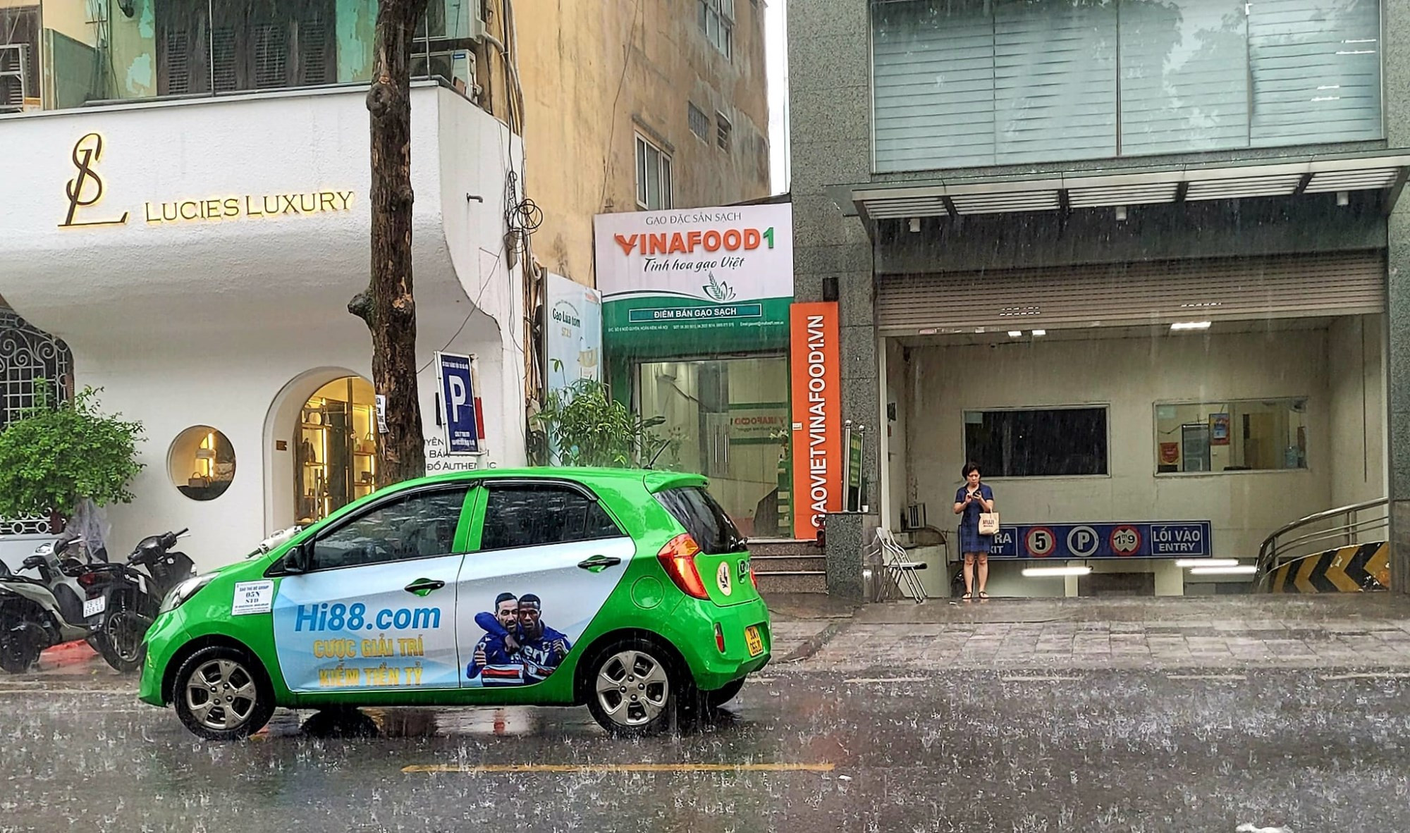 Nhân viên tổng đài điều phối xe Taxi Bình Minh sẵn sàng phục vụ