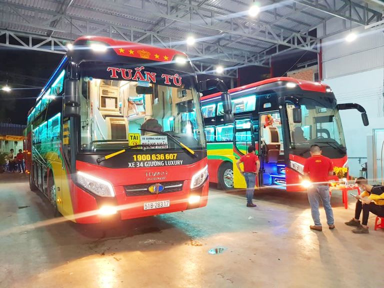 Nhân viên tổng đài nhà xe Tuấn Tú sẵn sàng hỗ trợ khách hàng qua điện thoại