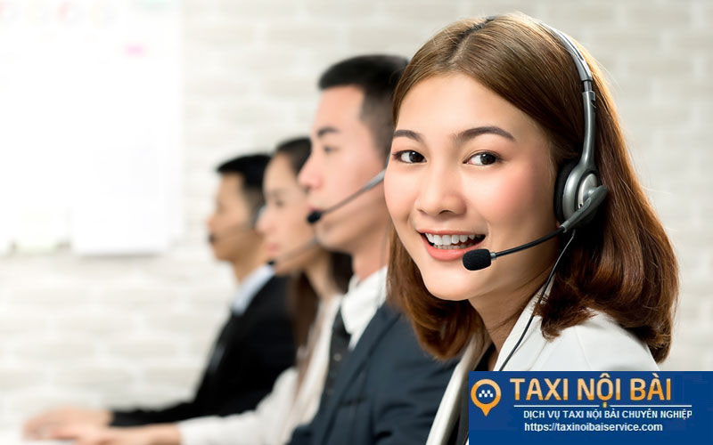 Nhân viên tổng đài taxi group hỗ trợ khách hàng