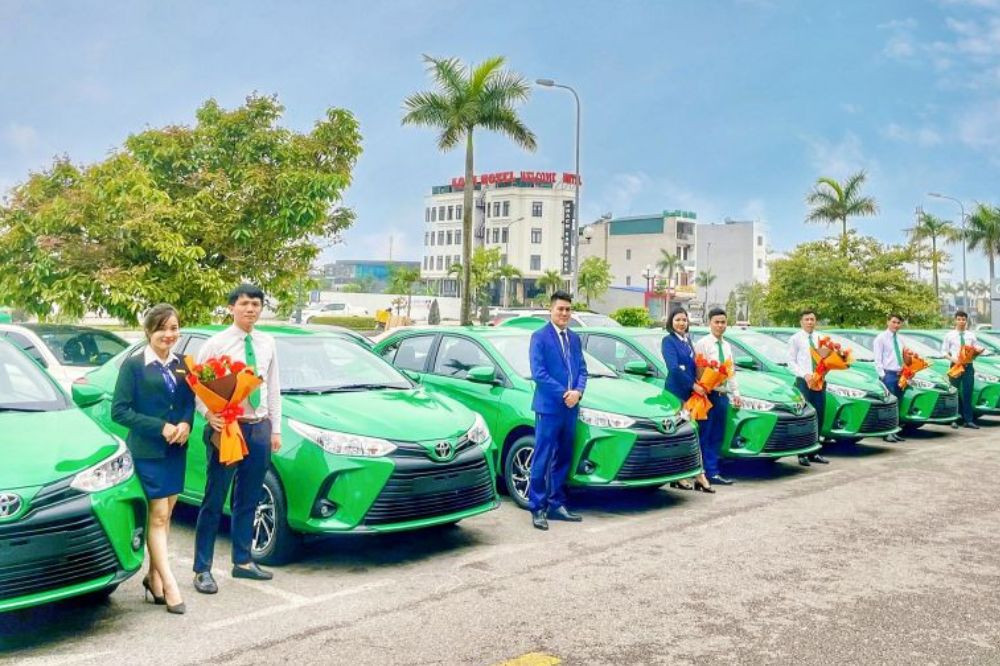 Nhân viên tổng đài taxi Mai Linh sẵn sàng hỗ trợ khách hàng