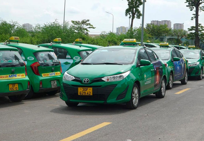 Nhân viên tổng đài tư vấn giá cước taxi Mai Linh Bình Dương qua điện thoại
