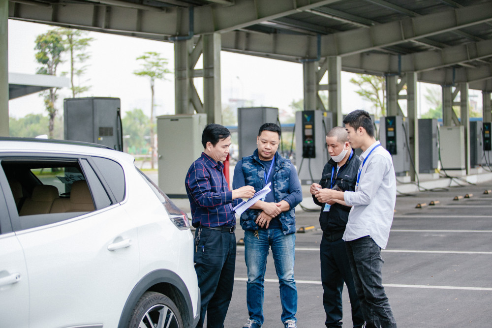 Nhân viên tư vấn hướng dẫn ứng viên quy trình ứng tuyển tài xế taxi xanh sm tại TPHCM