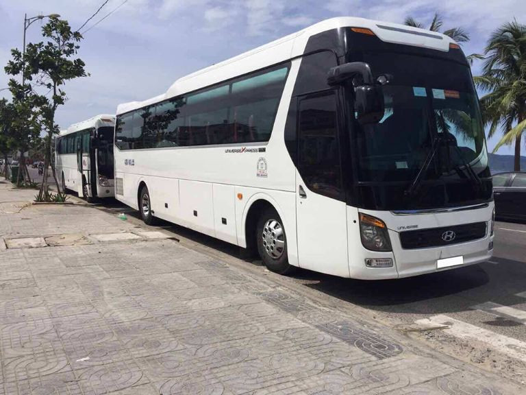 Nhân viên văn phòng Nhà xe Hùng Cường tận tình hỗ trợ khách hàng