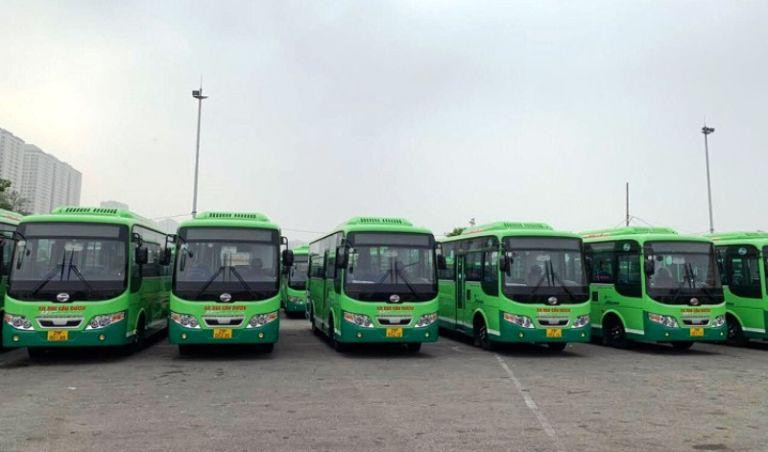 Nhiều chuyến xe hoạt động tại bến xe Phú Chánh
