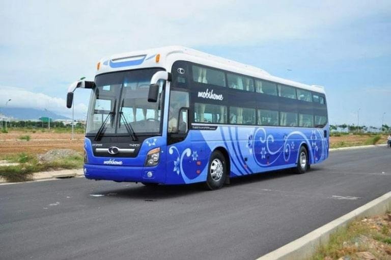 Nhiều loại xe khách tại Bến xe Mộc Châu