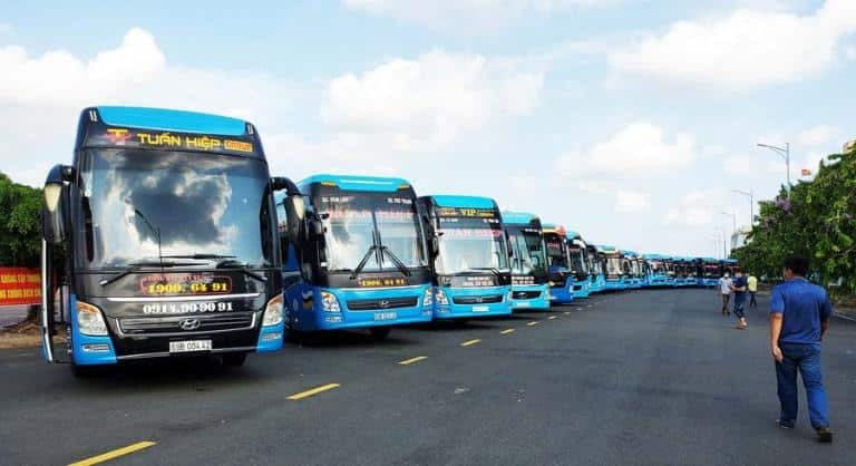 Nhiều xe khách chuẩn bị khởi hành từ Bến xe Bạc Liêu