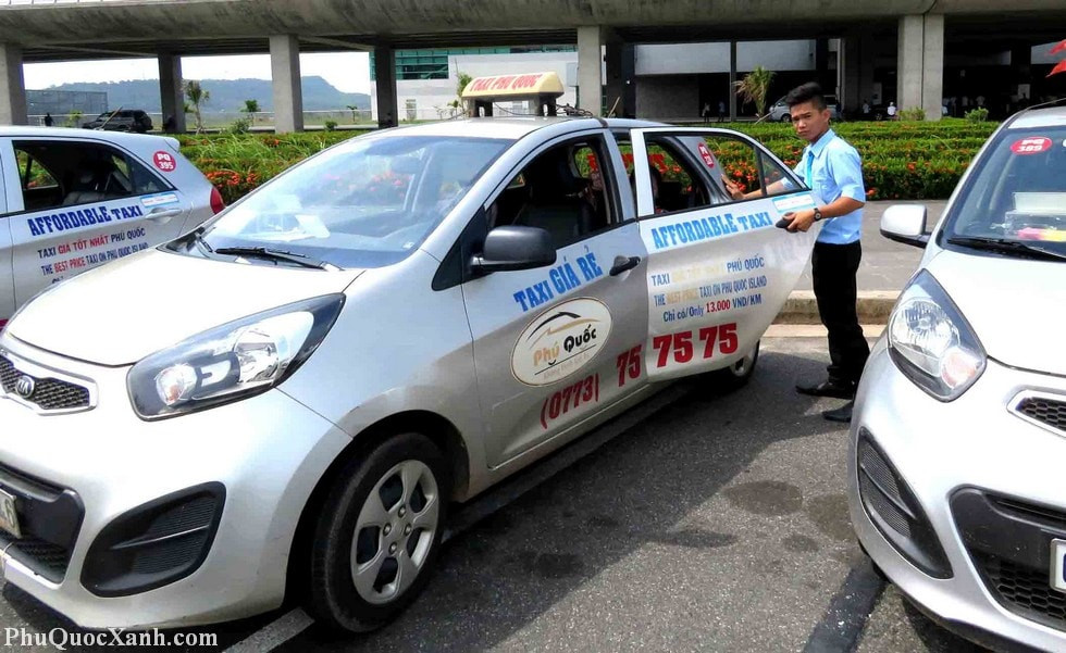 Nhiều xe taxi màu vàng đang đậu chờ khách trên một con phố sầm uất