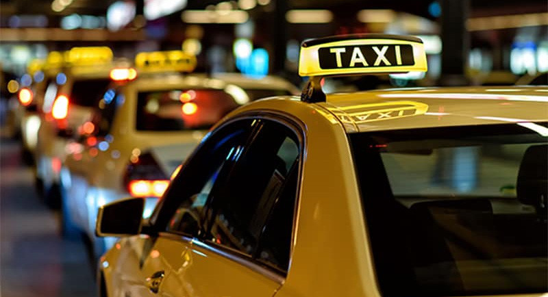Nhiều xe taxi màu xanh đang xếp hàng