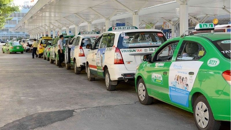 Nhiều xe taxi xếp hàng tại Quảng Ngãi, nhấn mạnh tầm quan trọng của việc chọn các hãng uy tín như taxi Quảng Ngãi Mai Linh để có chuyến đi an toàn.