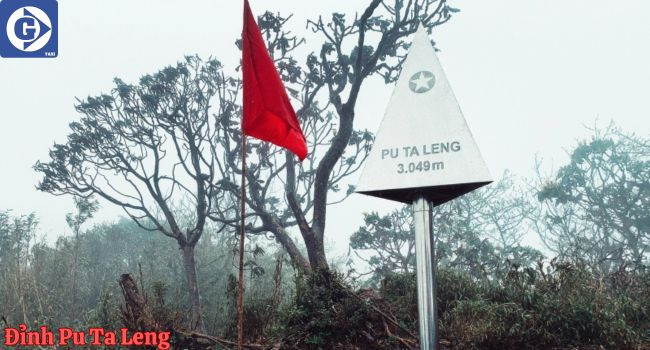 Nhóm người chinh phục đỉnh Pu Ta Leng chụp ảnh trên biển mây