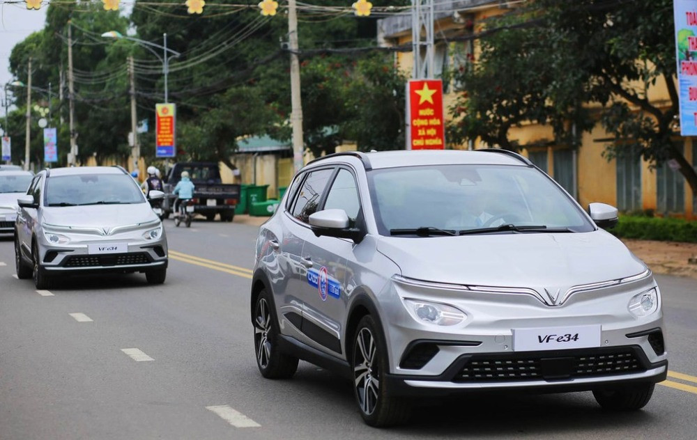 Những chiếc taxi điện Lado màu xanh lá cây đỗ tại sân bay, sẵn sàng phục vụ khách hàng