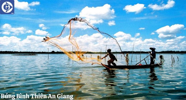 Những ngôi nhà nổi độc đáo gần Búng Bình Thiên