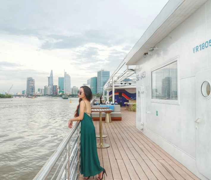 Những người bạn trẻ vui vẻ khám phá các địa điểm check-in tại Vũng Tàu, tiện lợi với dịch vụ taxi