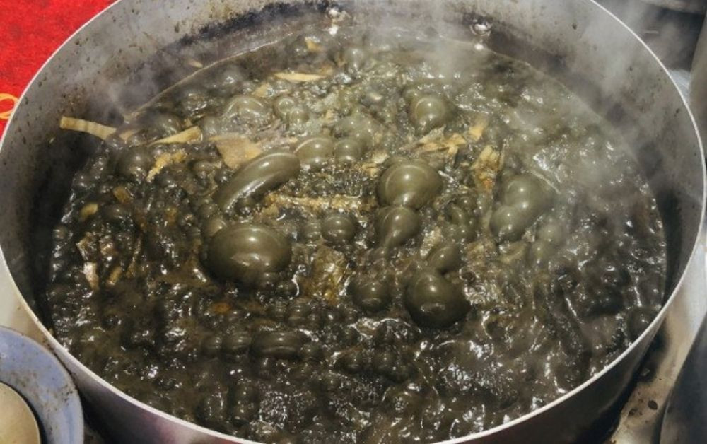 Nồi nước dùng bún cua thối sẫm màu từ mắm cua lên men