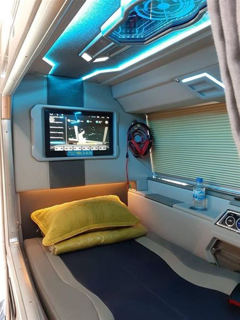 Nội thất cabin riêng tư đầy đủ tiện nghi trên xe Sao Nghệ Limousine