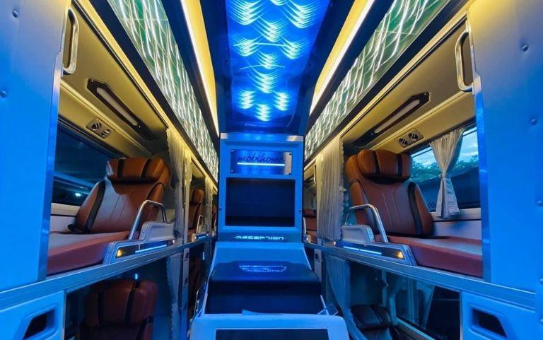 Nội thất cabin riêng tư và tiện nghi trên xe Quang Dũng VIP Limousine đi Hà Nội Hội An