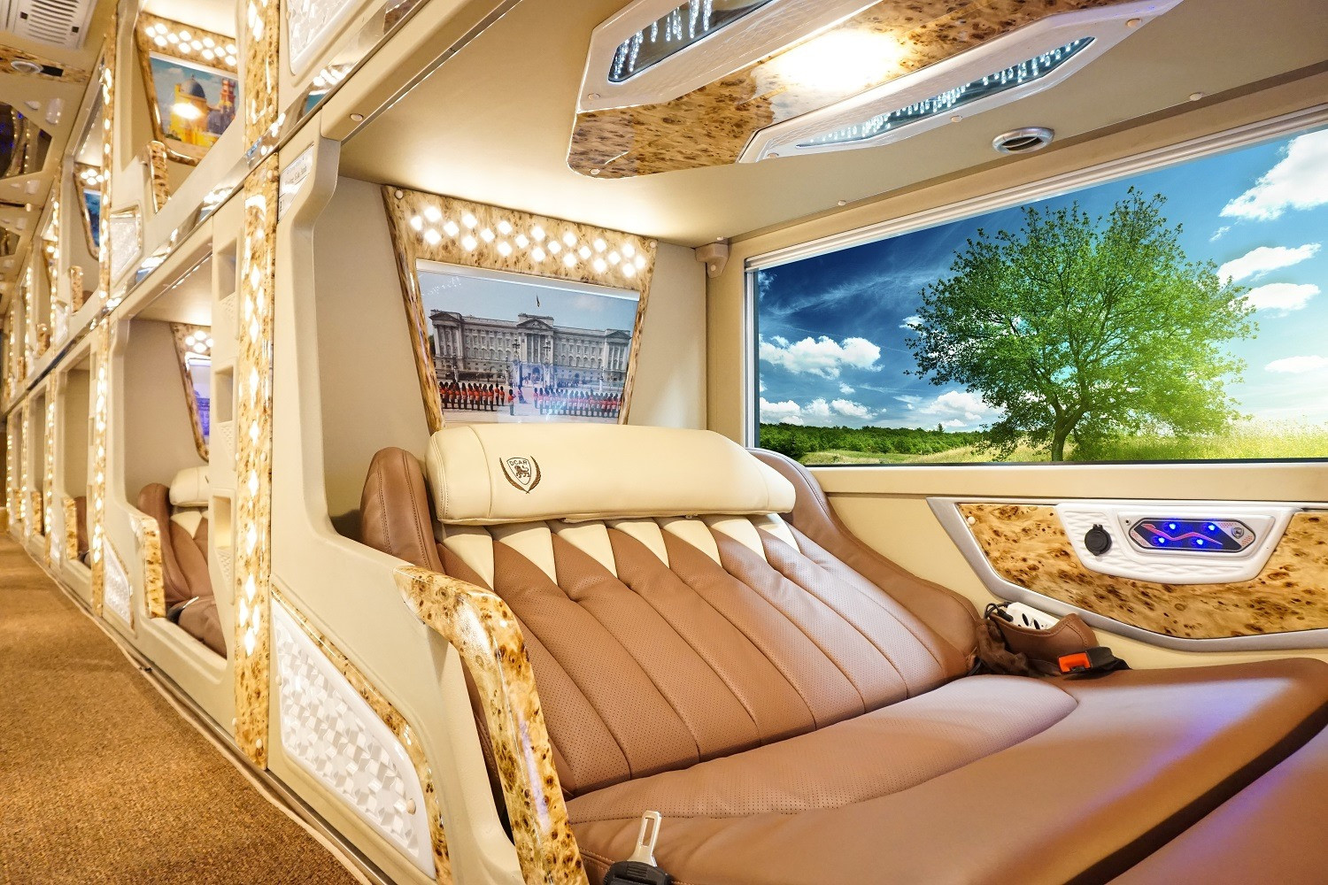 Nội thất cabin sang trọng của xe Amazing Limousine đi Đà Lạt từ Sài Gòn