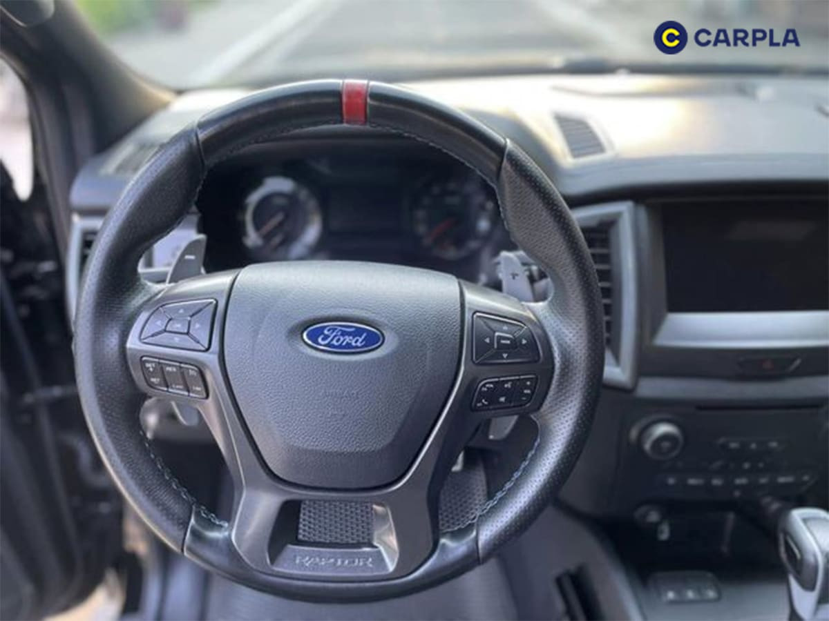Nội thất Ford Raptor 2023 với vô lăng 4 chấu bọc da đục lỗ