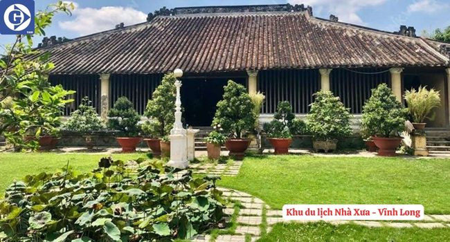 Nội thất gỗ quý bên trong ngôi nhà cổ tại khu du lịch Nhà Xưa Vĩnh Long