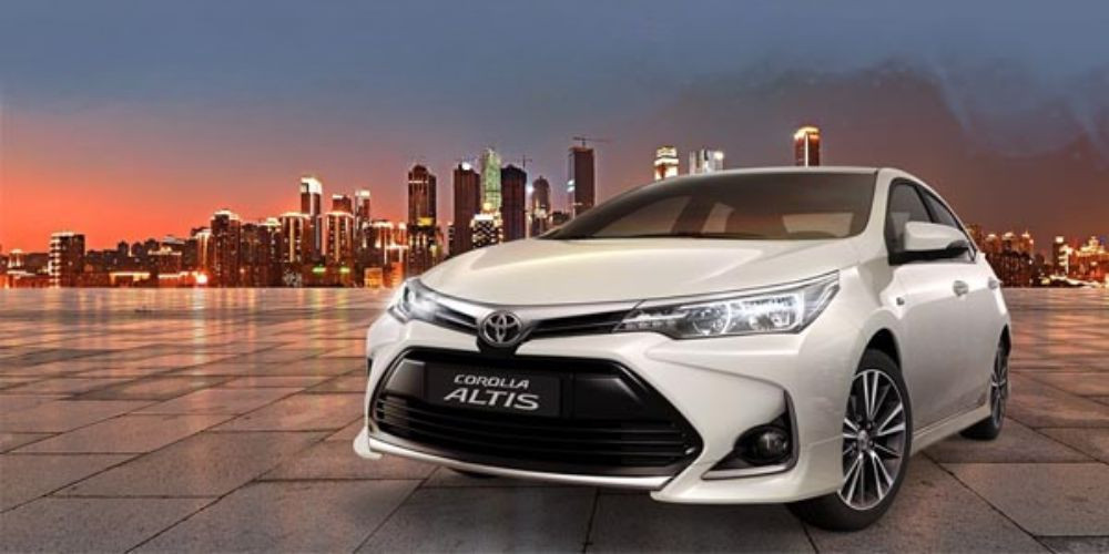 Nội thất một chiếc xe taxi Thắng Lợi tại Đà Lạt, với ghế ngồi bọc da sạch sẽ và hiện đại.