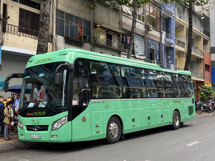 Nội thất rộng rãi, tiện nghi của xe limousine chất lượng cao, mang đến trải nghiệm thoải mái trên tuyến đường từ Bến xe Miền Tây đến Bến Tre.