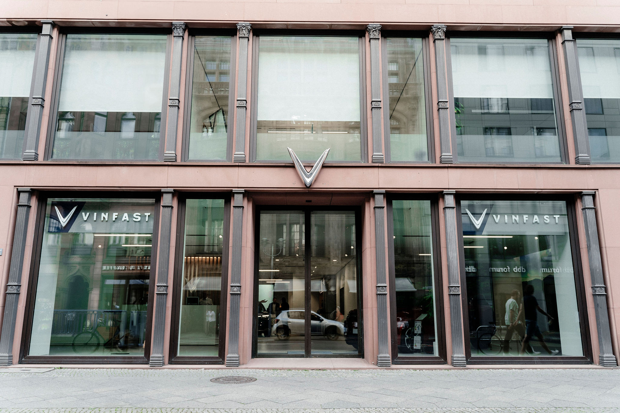 Nội thất sang trọng của cửa hàng VinFast Berlin với không gian hiện đại và cảm hứng thiên nhiên Việt Nam