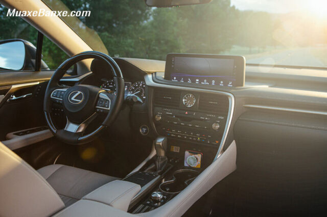 Nội thất sang trọng của Lexus RX 2022 với màn hình lớn và vật liệu cao cấp