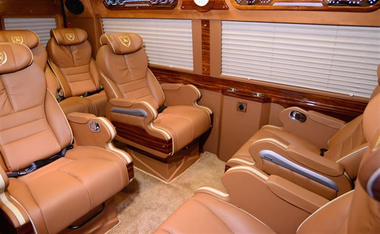 Nội thất sang trọng với ghế ngồi VIP trên xe Daily Limousine