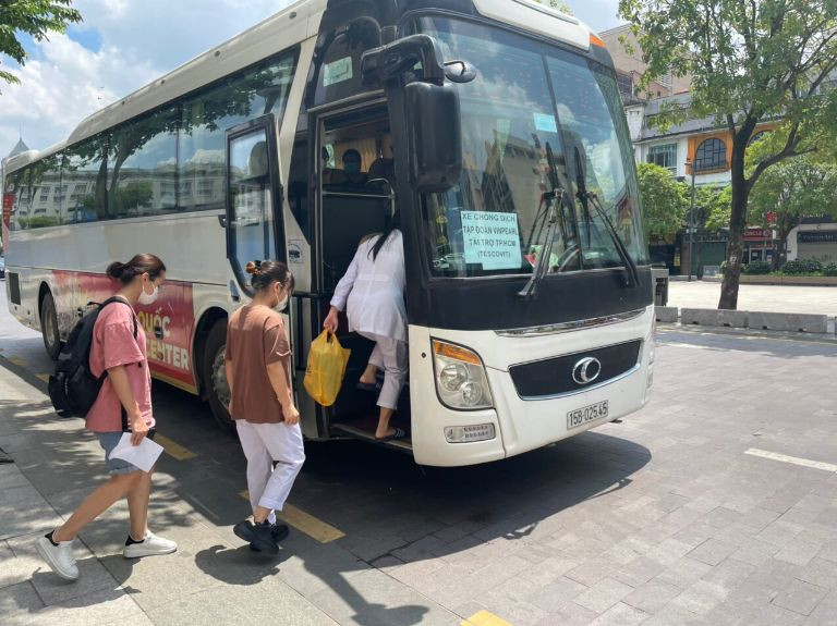 Nội thất tiện nghi của xe khách Hoàng Long đáp ứng nhu cầu di chuyển đường dài từ Sài Gòn đến Vinh.