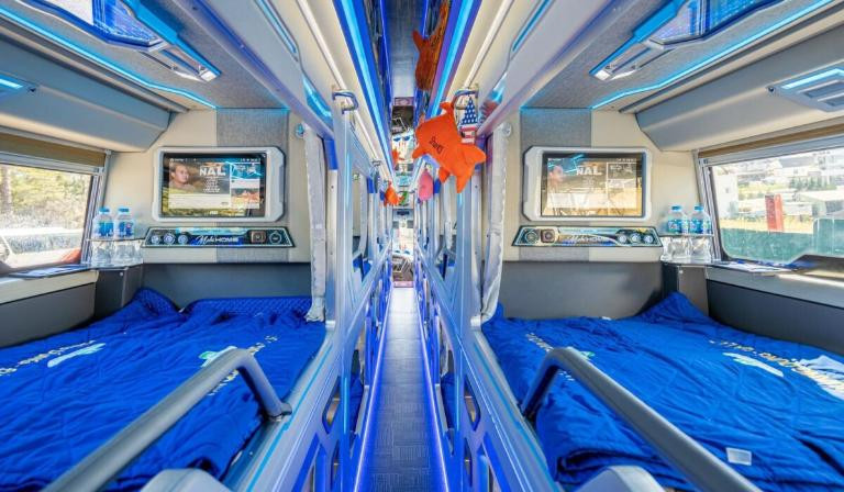 Nội thất tiện nghi và giường nằm thoải mái trên xe Tân Quang Dũng