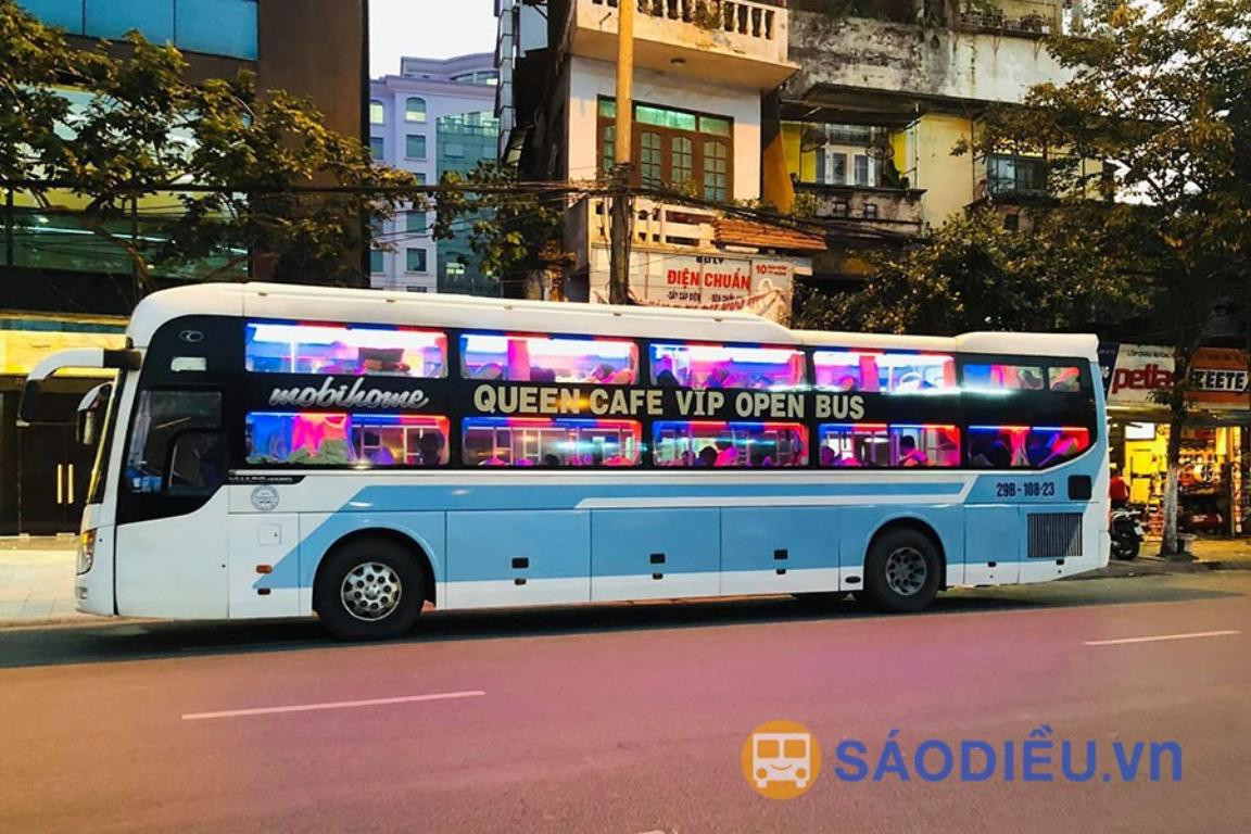 Nội thất tiện nghi với giường bọc da trên xe Queen Cafe