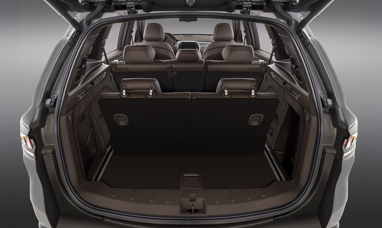 Nội thất tiện nghi với màn hình giải trí trên xe SUV 7 chỗ