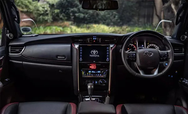 Nội thất Toyota Fortuner rộng rãi, thực dụng