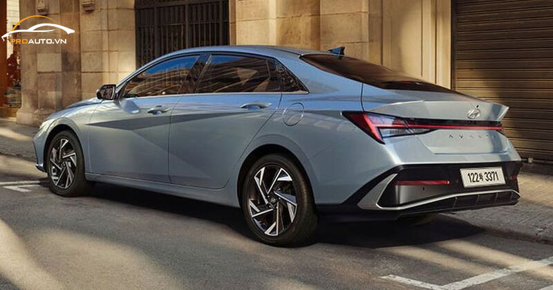 Nội thất xe Hyundai Elantra với màn hình và táp-lô
