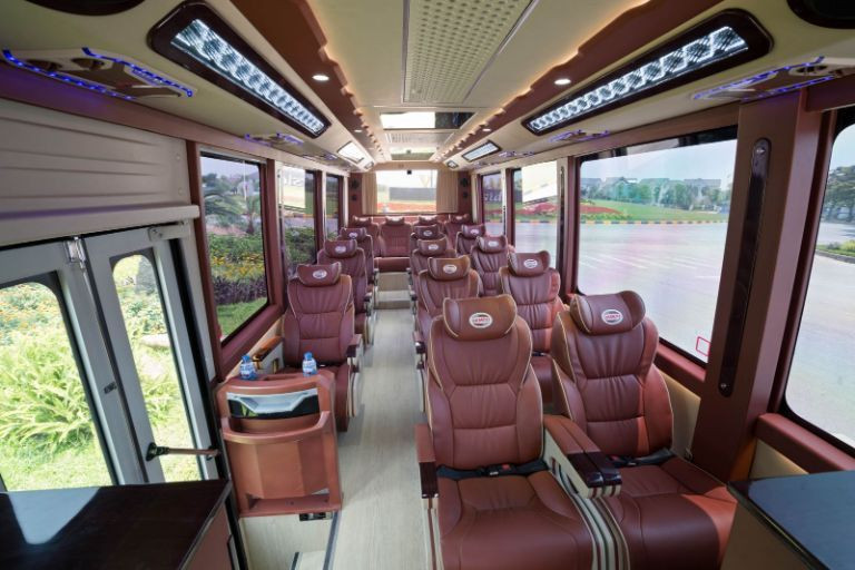 Nội thất xe khách Cát Bà Express sang trọng, ghế ngồi rộng rãi