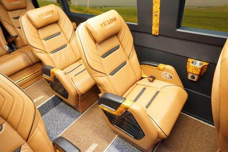 Nội thất xe Limousine của nhà xe Vũ Linh với ghế da êm ái, không gian rộng rãi và nhiều tiện nghi hiện đại