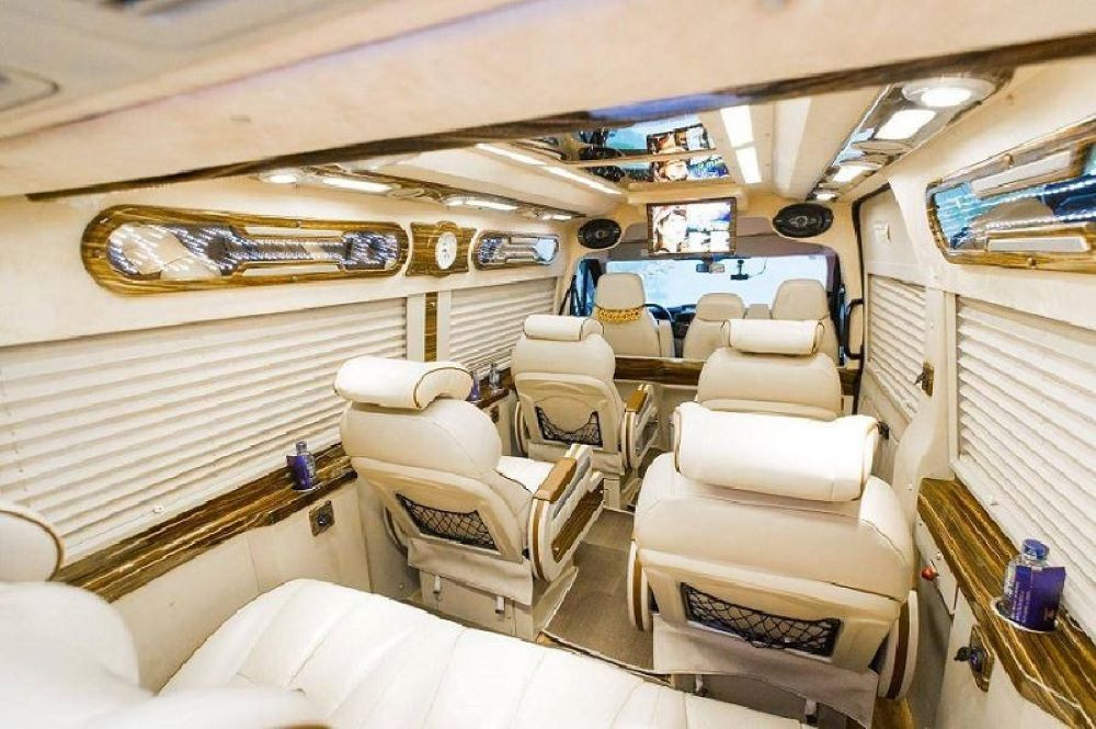 Nội thất xe limousine Phong Phú tiện nghi cho chuyến đi TP HCM Kon Tum