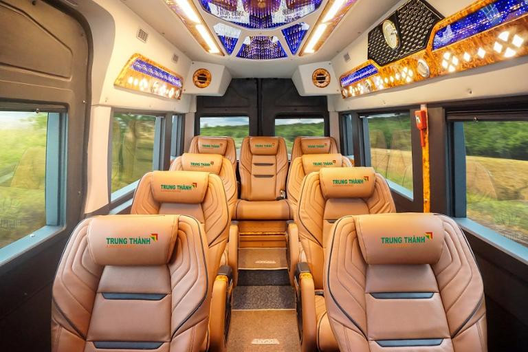 Nội thất xe Limousine sang trọng với ghế da cao cấp