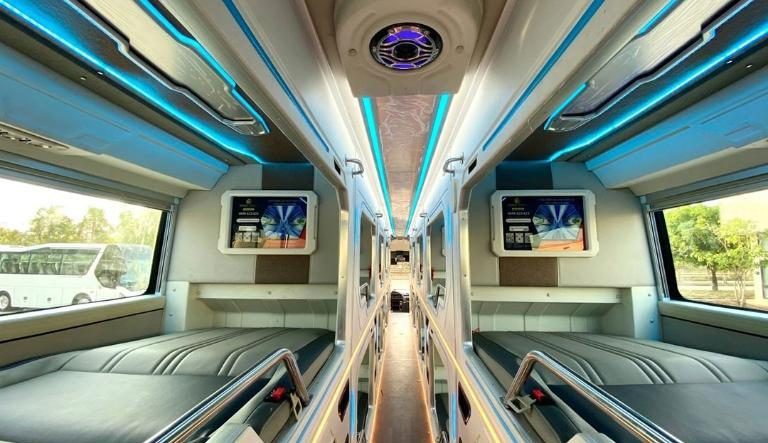 Nội thất xe luxury 12 cabin của Duy Khánh Limousine trên hành trình Hà Nội Hội An