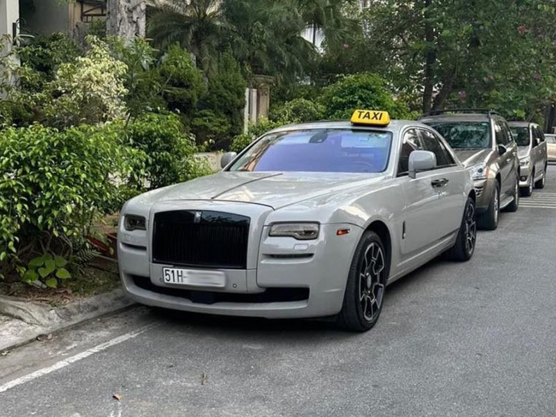 Nội thất xe taxi hiện đại, sạch sẽ với tài xế chuyên nghiệp