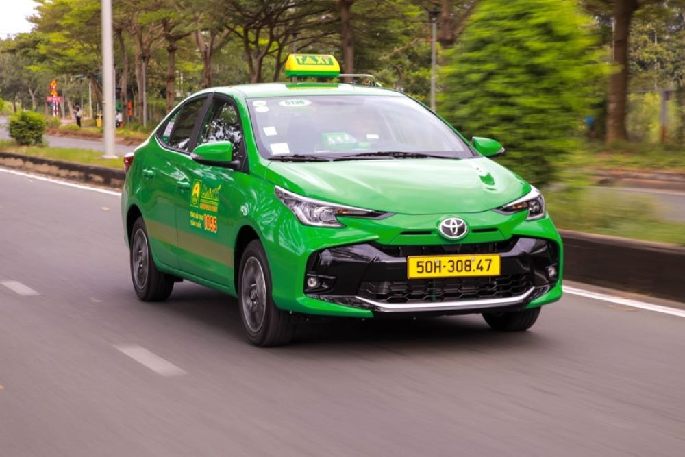 Nội thất xe taxi Xanh SM với ghế bọc da và màn hình giải trí