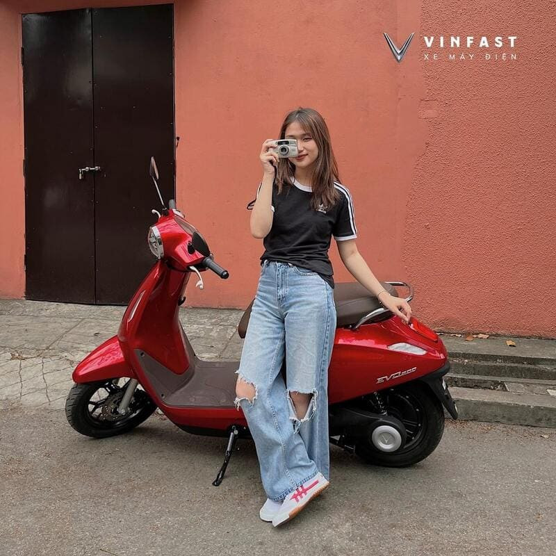 Nữ mệnh Hỏa nên cân nhắc mẫu xe máy điện VinFast Evo200 màu đỏ tươi
