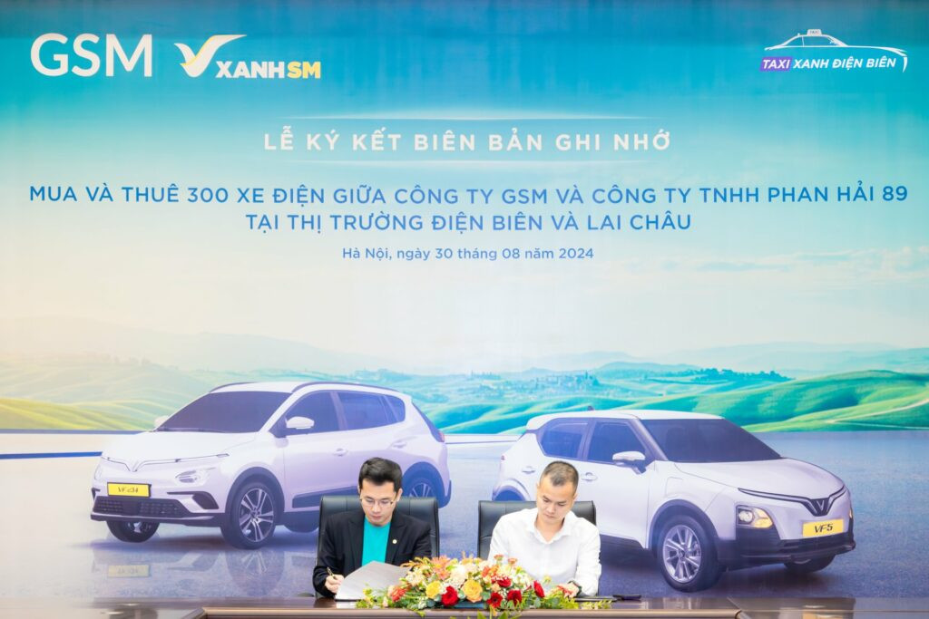 Ông Nguyễn Văn Thanh GSM và ông Trần Thanh Quân Phan Hải 89 tại lễ ký kết triển khai taxi xanh Lai Châu