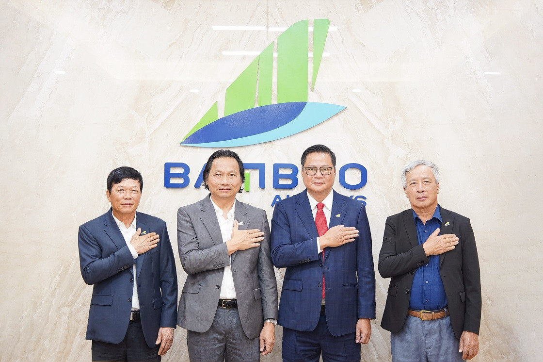 Ông Phạm Ngoc Vinh cùng các thành viên Ban Lãnh đạo Bamboo Airways